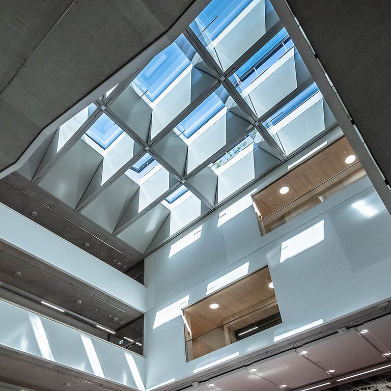 LAMILUX Flachdach Fenster FE 3° über Atrium, geneigte Glasflächen für großflächigen Tageslichteinfall