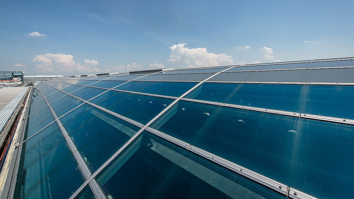 Schräger Detailblick auf das Glasdach des Flughafen Frankfurt
