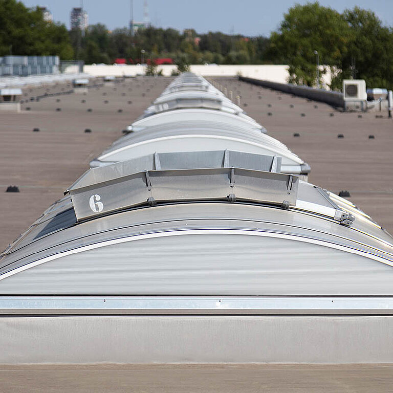 LAMILUX Lichtband in Bogenform auf Flachdach