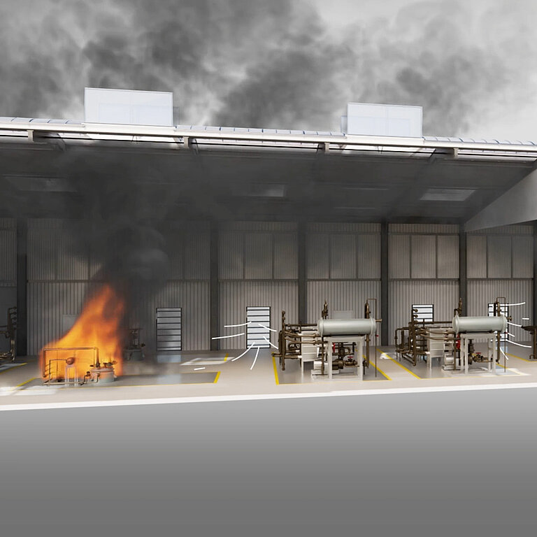 Industriehalle mit Arbeitsplätzen, sichtbarer Rauchentwicklung unter der Decke und lokalem Brandgeschehen zur Darstellung einer Gefahrensituation