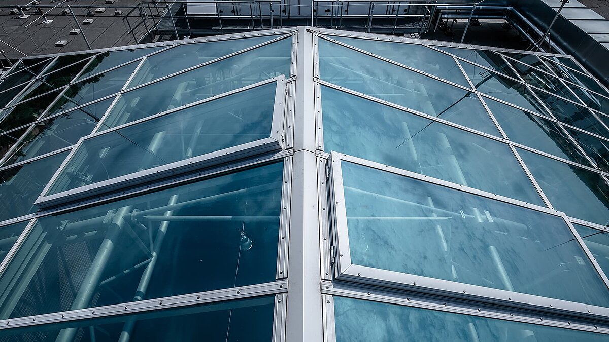 Detailansicht des Glasdachs am Dante-Gymnasium mit Stahlrahmen.