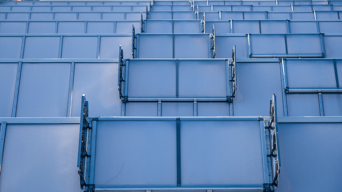  Dach des OBI Baumarkts in Bamberg mit zahlreichen Lichtbändern für natürliche Belichtung.