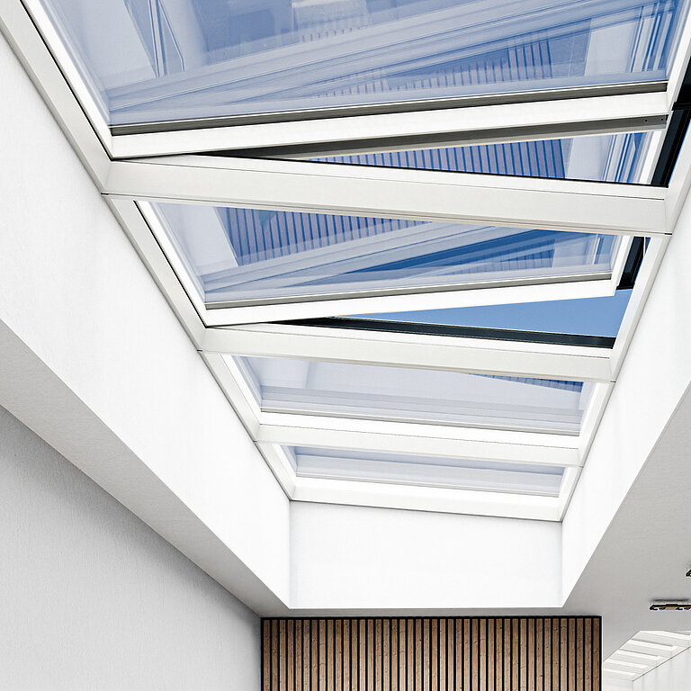 Innenansicht eines modularen Glasdachs MS78 mit weißem Rahmen und klarer Verglasung.