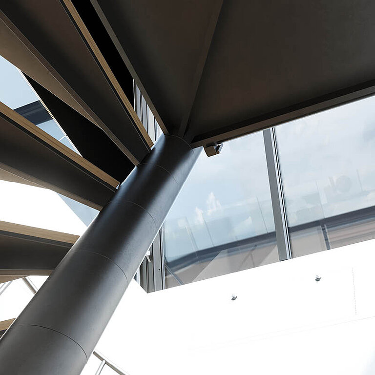 Detailansicht der Anwendung eines LAMILUX Flachdach Ausstieg Komfort Quadrat