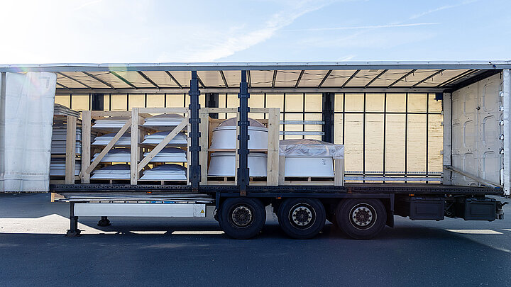 Geöffneter LKW beladen mit verpackten LAMILUX Tageslichtsystemen