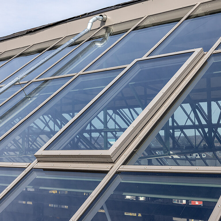 Blick auf ein öffenbares Element eines Glasdaches