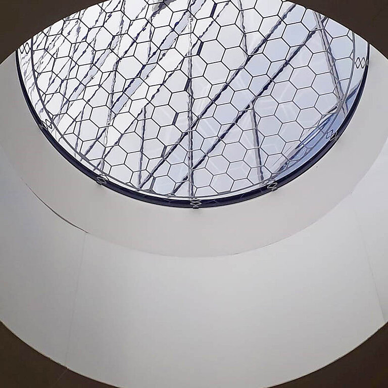 LAMILUX Lichtkuppel F100 rund Innenansicht mit strukturierter Verglasung und natürlichem Tageslichteinfall