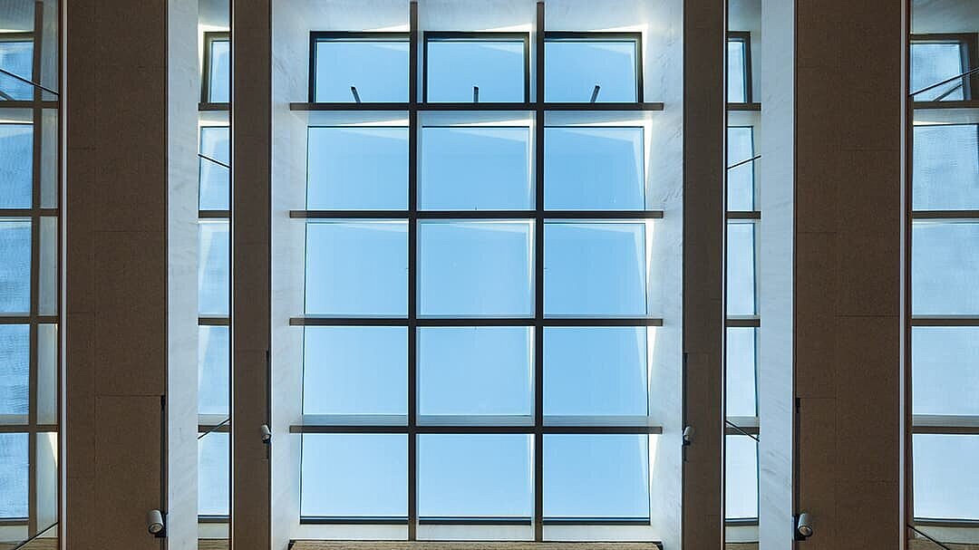Blick auf das Sheddach  und die Lehmwand im Atrium des Grünen Zentrums Immenstadt.