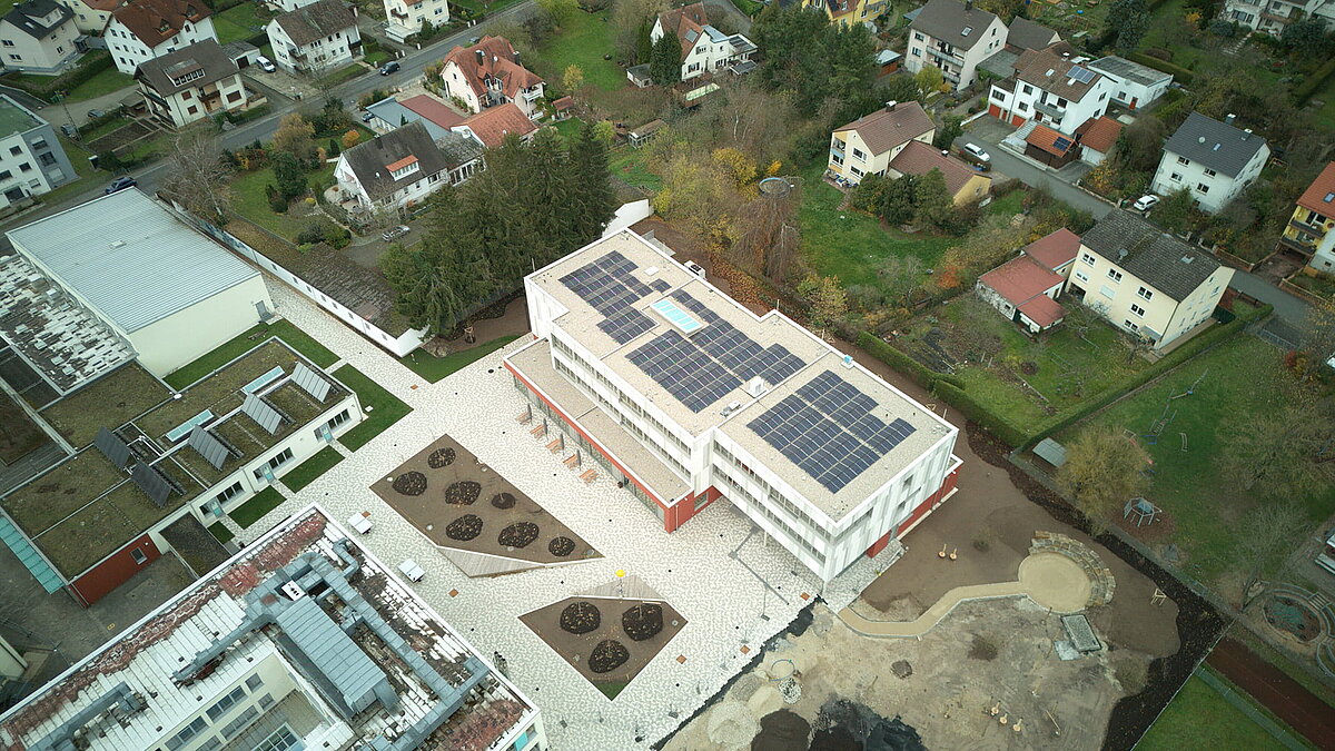 Luftaufnahme des Schulzentrums Burgebrach mit LAMILUX Glasdach PR60 und Solaranlage auf dem Dach.