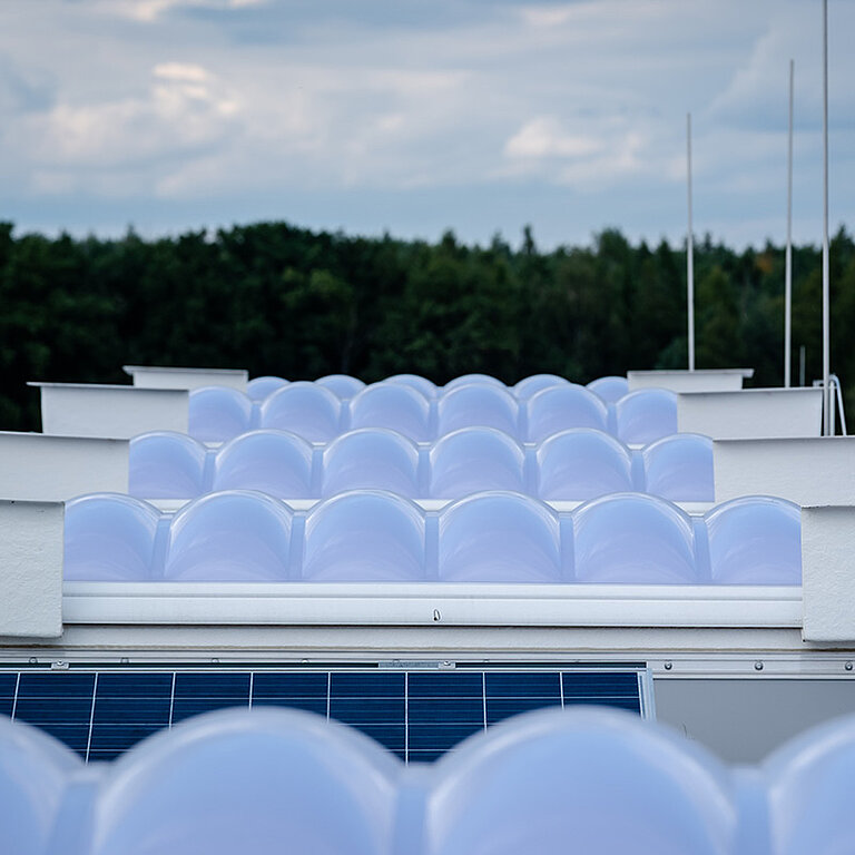 Flachdach mit mehreren Lichtkuppeln in Reihenanordnung