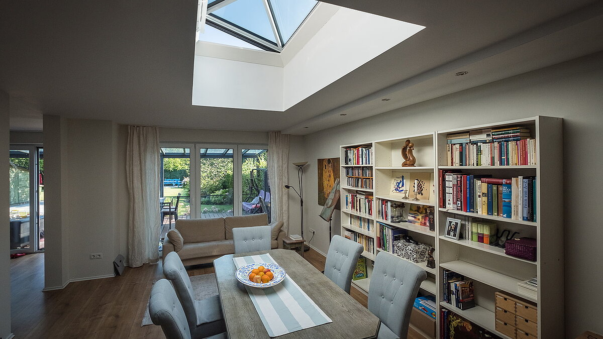 Wohnzimmer eines Wohnhauses in Hamburg mit LAMILUX Flachdachfenster, das für viel Tageslicht sorgt und den Raum hell und freundlich macht.