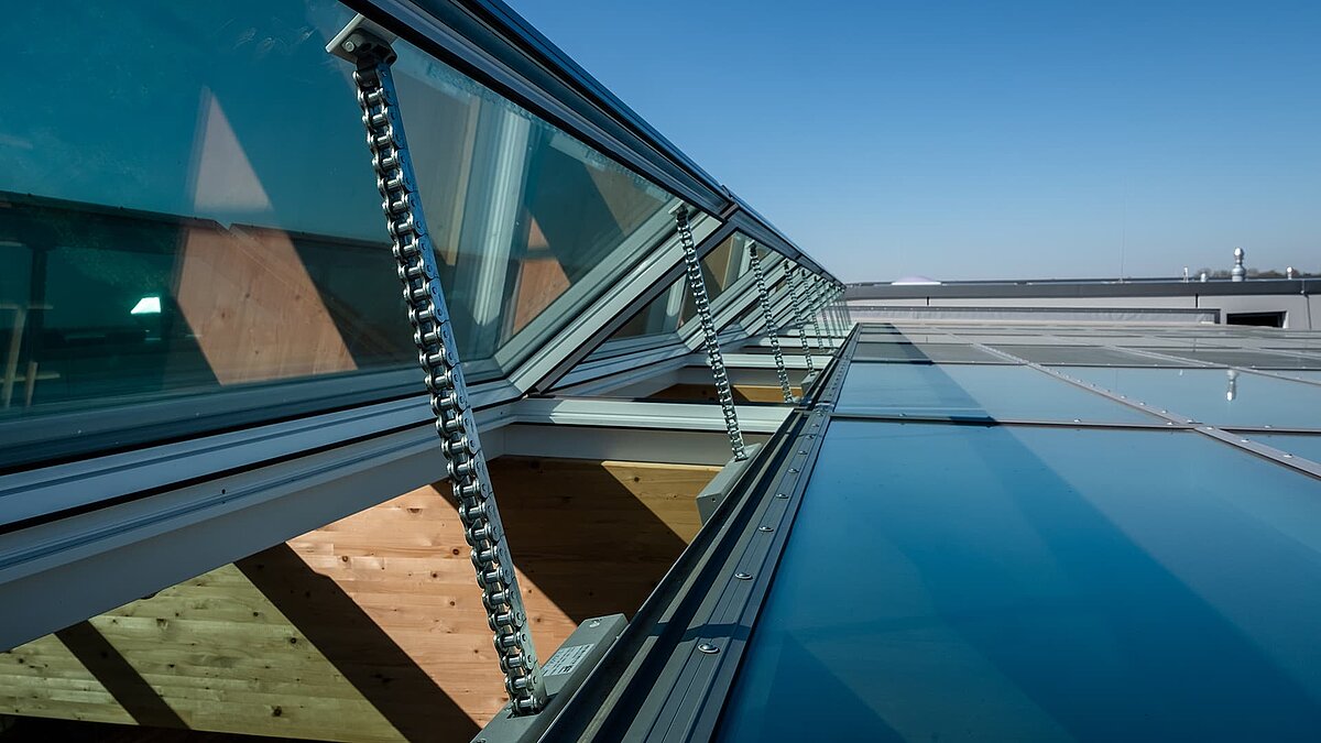 Geöffnete Glasoberlichter mit Kettenantrieb im Naturkostladen Byodo in Mühldorf.