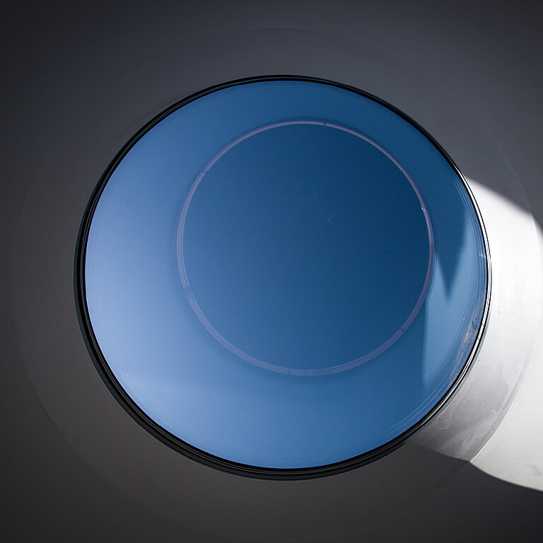 LAMILUX Flachdach Fenster FE rund, Blick in den Himmel durch runde Tageslichtöffnung