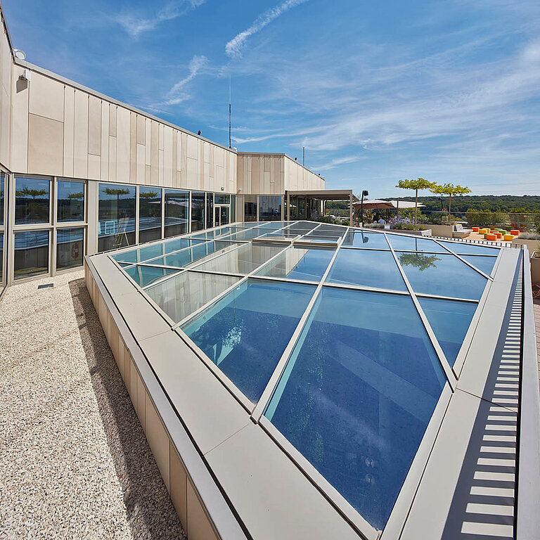 Schräges Glasdach PR60 Passivhaus mit energieeffizienter Verglasung auf modernem Flachdach.