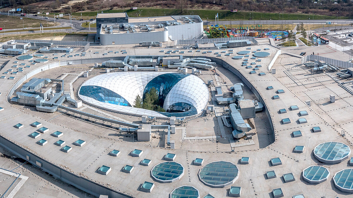 Blick auf das Dach der Bory Mall mit verschiedenen Glaselementen