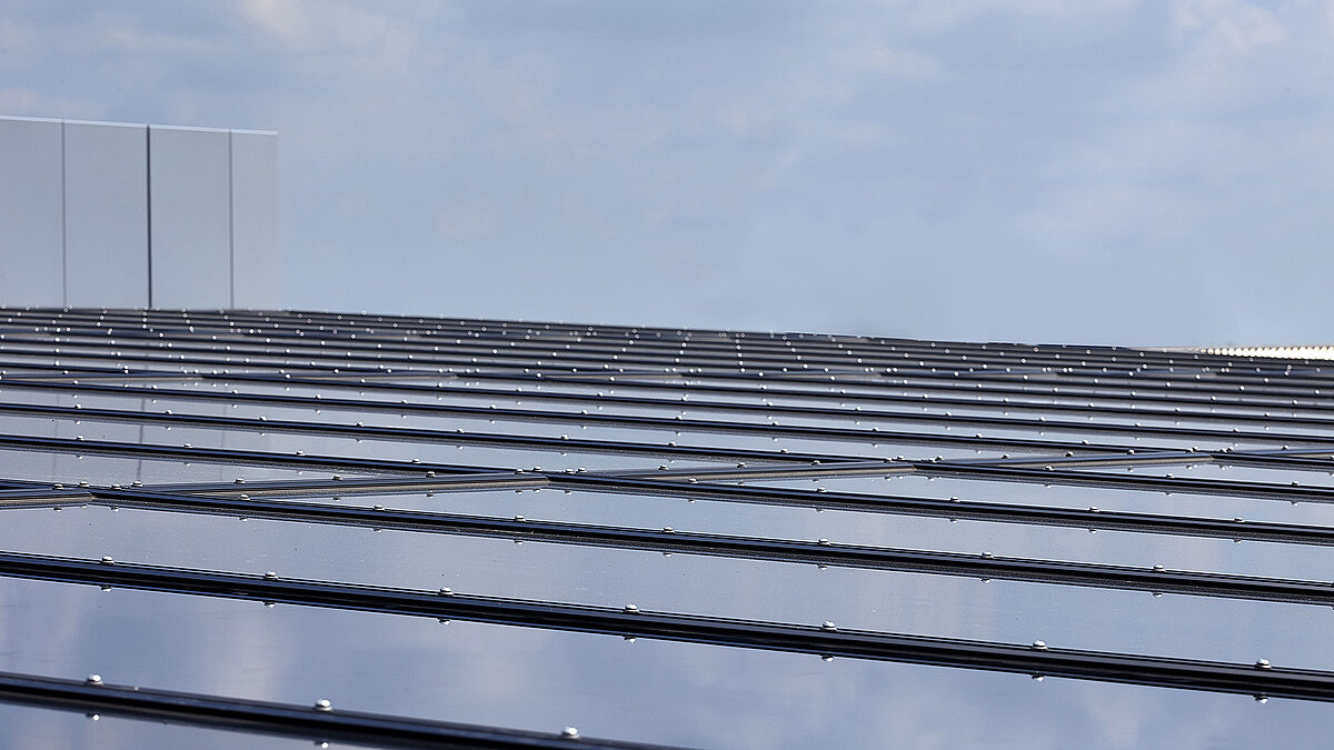 Detailaufnahme eines Glasdachs in Milton Park, England.