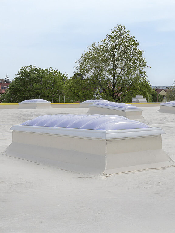 Einige Lichtkuppeln auf dem Dach der Kärcher Produktionshalle in Winnenden.