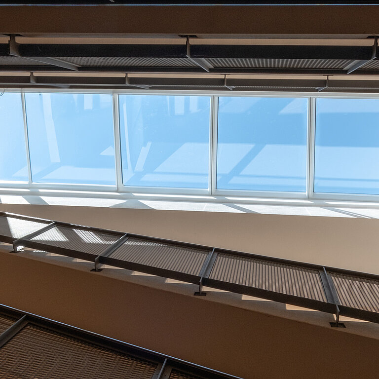 Innenansicht eines modularen Glasdachs MS78 mit natürlichem Lichteinfall.