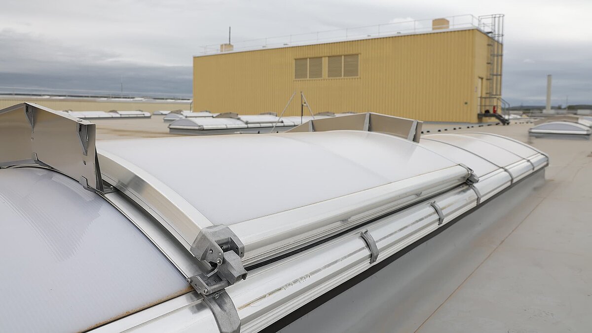 Detailaufnahme von modernen Lichtbändern auf dem Dach der Heidelberger Druckmaschinen.