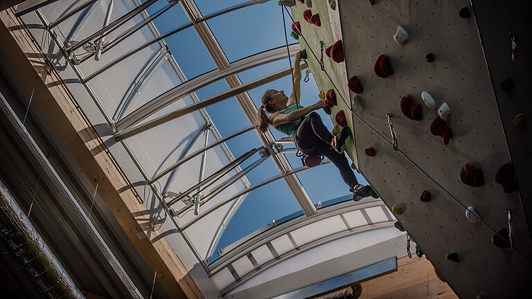 Innenansicht eines LAMILUX Lichtbands über Sport- und Kletterbereich mit natürlichem Tageslichteinfall