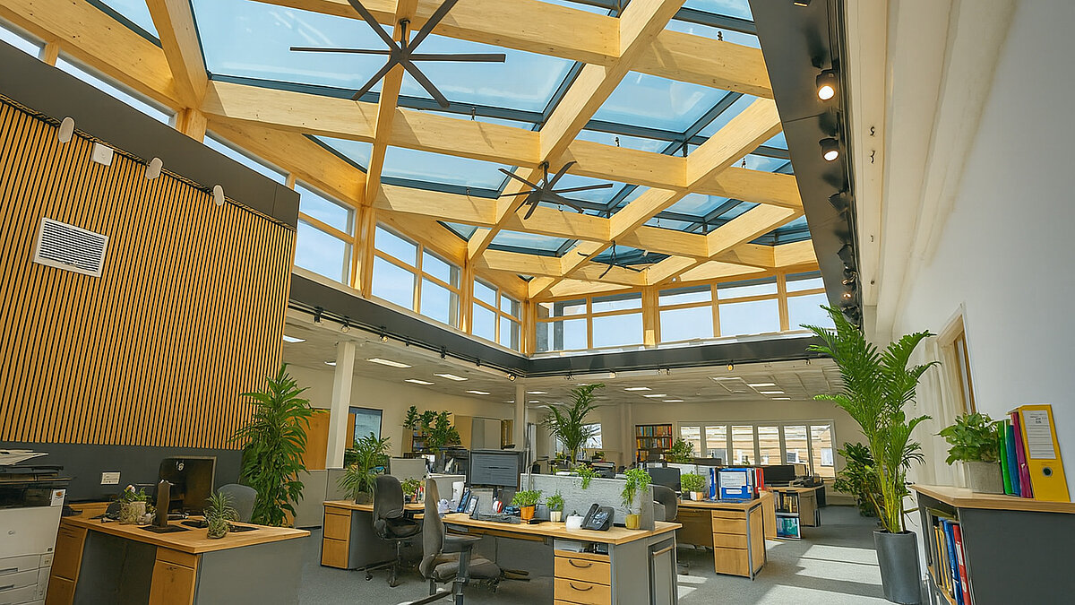 Modernes Büro des Canterbury City Council mit LAMILUX Glasdach PR60 und Holztragwerk.