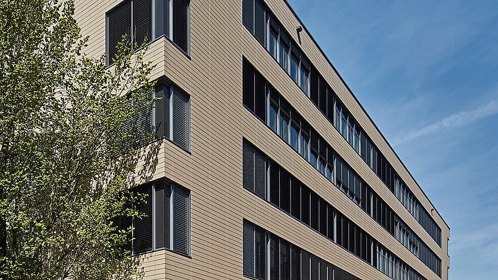 Außenansicht des Postgebäudes in Luxemburg bei Tageslicht mit moderner Architektur und großen Fenstern.