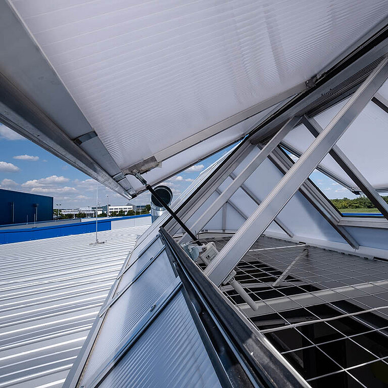 Detailansicht eines LAMILUX Lichtband Satteldachform mit Verglasung und Tragkonstruktion auf Flachdach