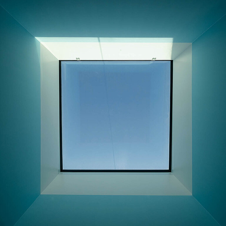 LAMILUX Flachdach Fenster FE 0° mit blauem Lichtschacht, quadratische flächenbündige Tageslichtöffnung
