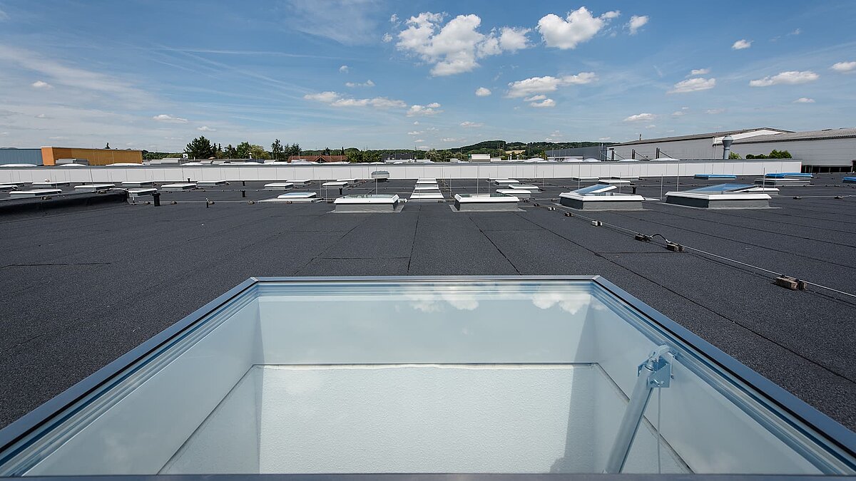  Flachdach des Caritas-Gebäudes in Hagen mit mehreren Oberlichtern.