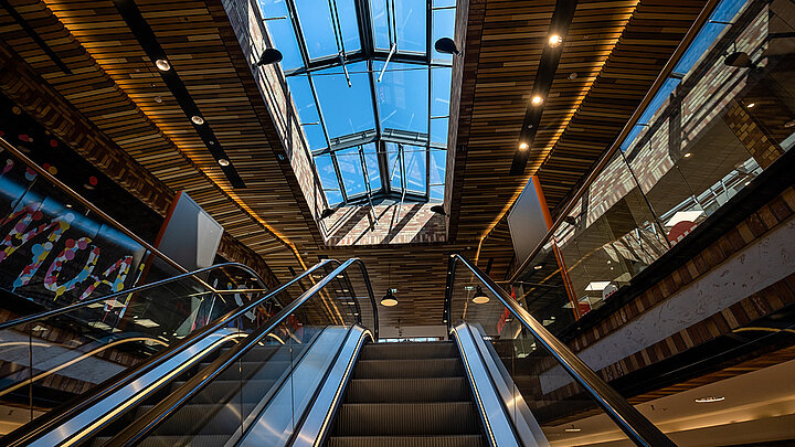 LAMILUX Glasdach PR60 in Einkaufszentrum mit großzügiger Glasarchitektur
