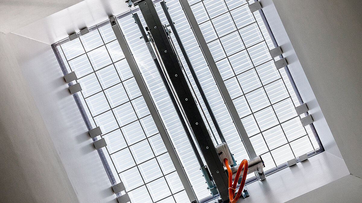 Blick von unten auf ein Flachdach Fenster mit Öffnungsmotor