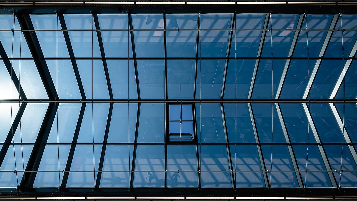 Blick auf  des LAMILUX Glasdach PR60 m Outlet Center Selb mit Gitterkonstruktion und Tageslichteinfällen.