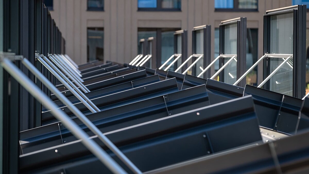 Geöffnete Glasdächer von LAMILUX im Schultheiss Quartier in Berlin-Moabit.