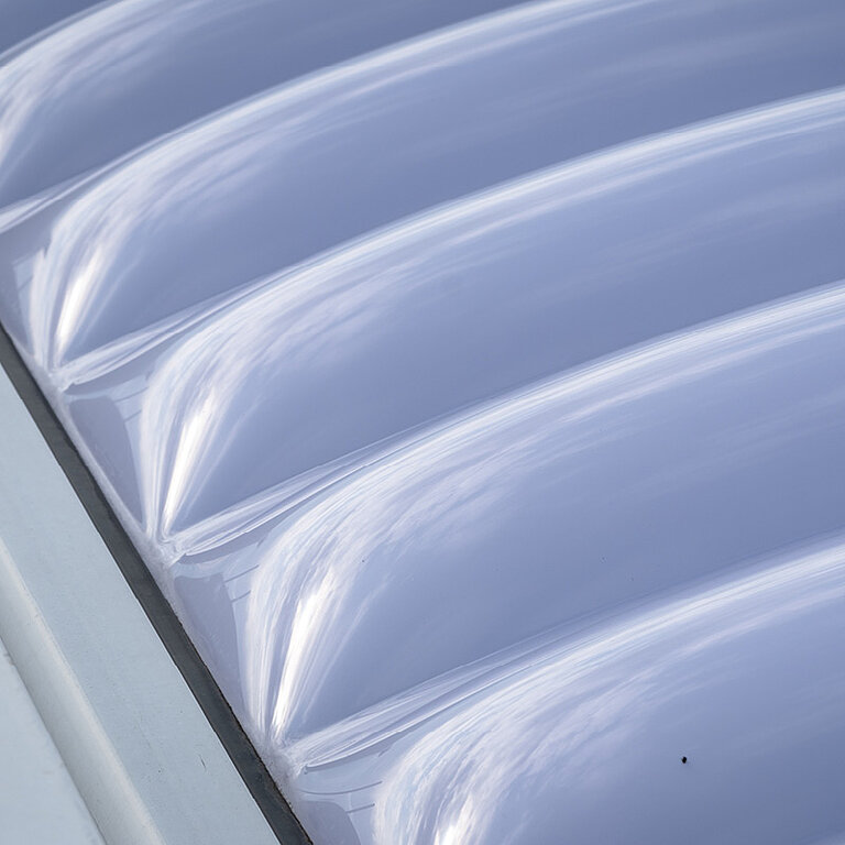 Detailansicht der LAMILUX Lichtkuppel F100 W mit strukturierter Verglasung