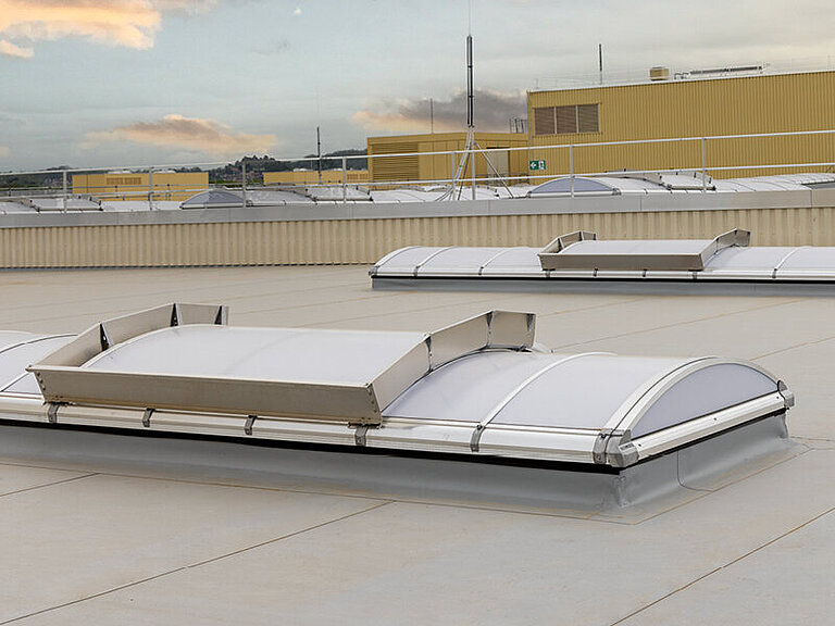 Lichtband auf Flachdach eines Industriegebäudes mit bogenförmiger Verglasung