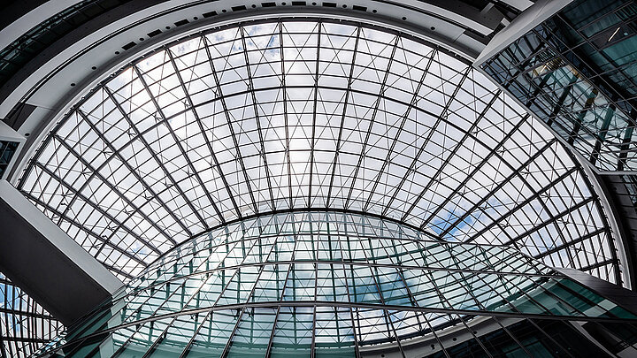 Maßgenaue und individuelle Glasdachfertigung von LAMILUX für BMW