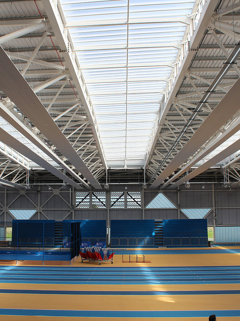 Innenansicht einer Turnhalle mit LAMILUX Lichtband