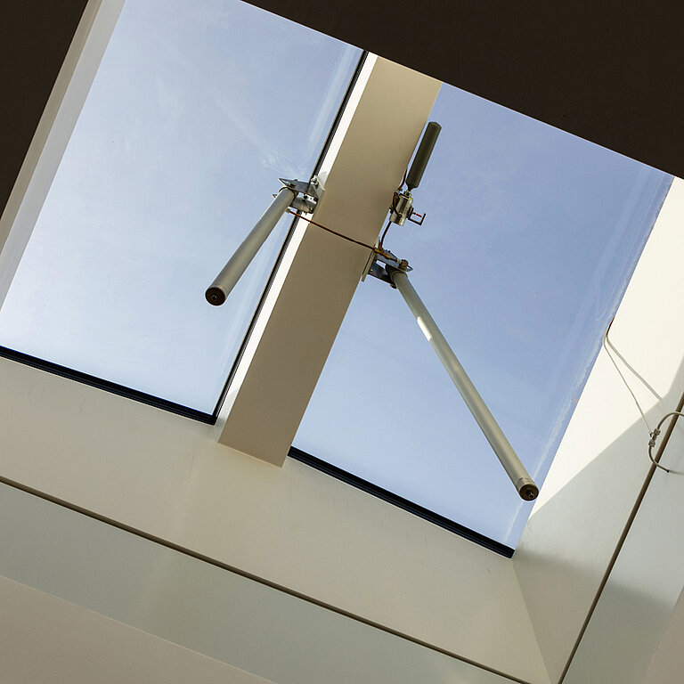 LAMILUX Flachdach Fenster FE 0° mit geöffnetem Flügel, Innenansicht der flächenbündigen Verglasung