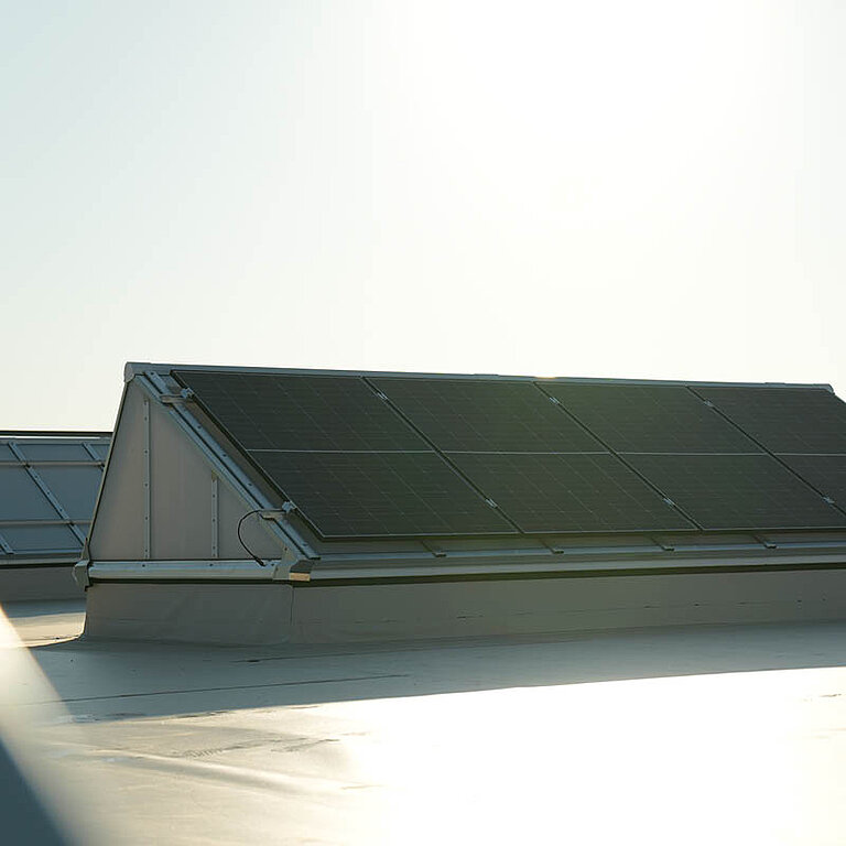 LAMILUX Lichtband mit Photovoltaik auf Flachdach mit integrierten Solarmodulen in Satteldachform