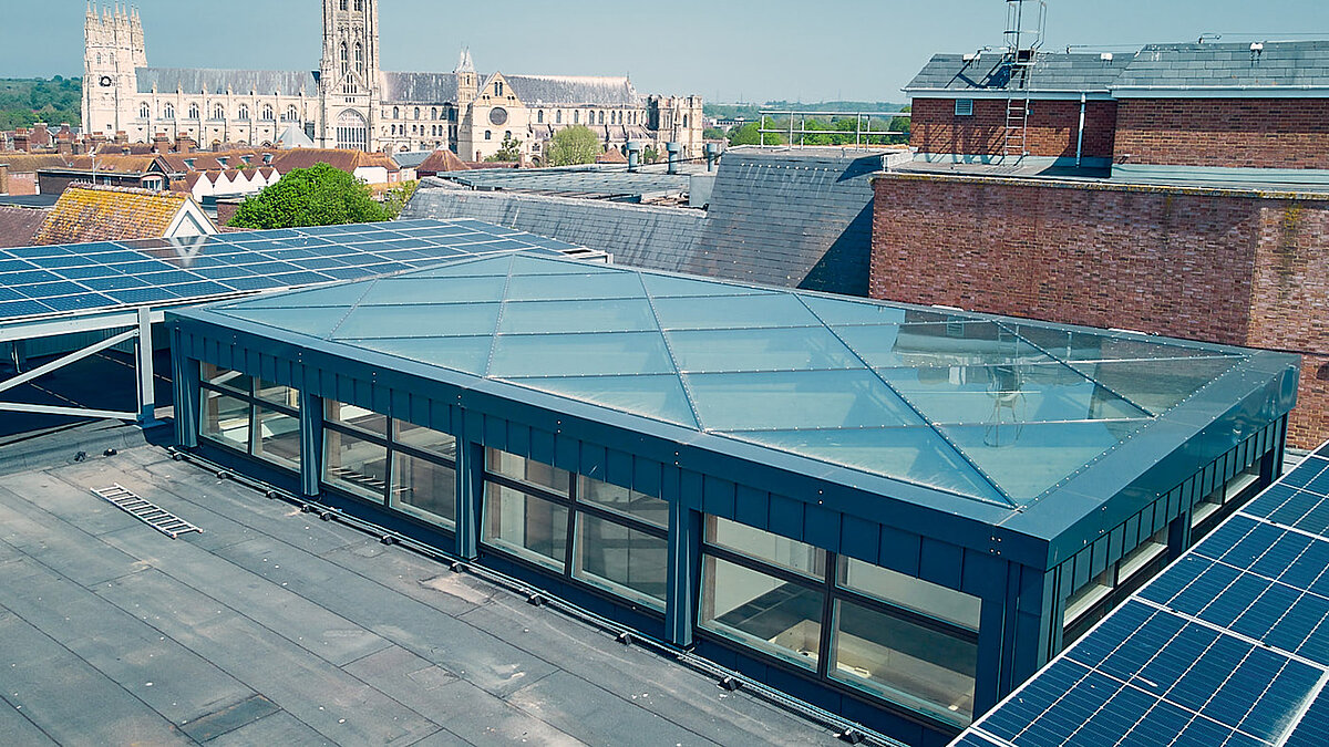 Dachansicht des Canterbury City Council mit LAMILUX Glasdach PR60 und umliegenden Solarpaneelen.