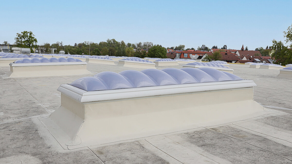 Mehrere Lichtkuppeln auf dem Dach der Kärcher Produktionshalle in Winnenden.