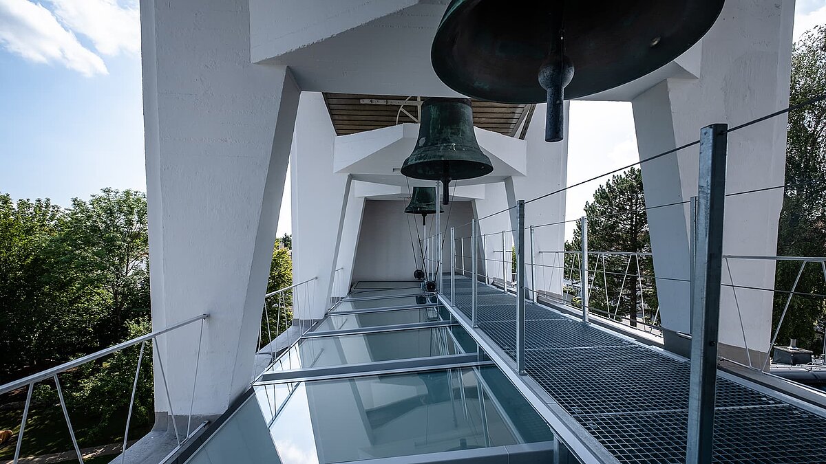 Glockenturm der Pauluskirche in Traunreut mit LAMILUX Flachdachfenstern FE und Metallsteg.