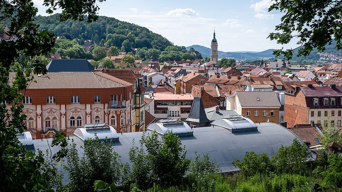 Blick auf die Kletterhalle "Alte Brauerei" in Eisenach mit LAMILUX Lichtbändern B und umliegenden historischen Gebäuden im Stadtpanorama.