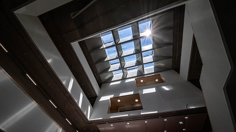 LAMILUX Glasdach PR60 über Atrium, Treppenhaus mit natürlichem Tageslicht