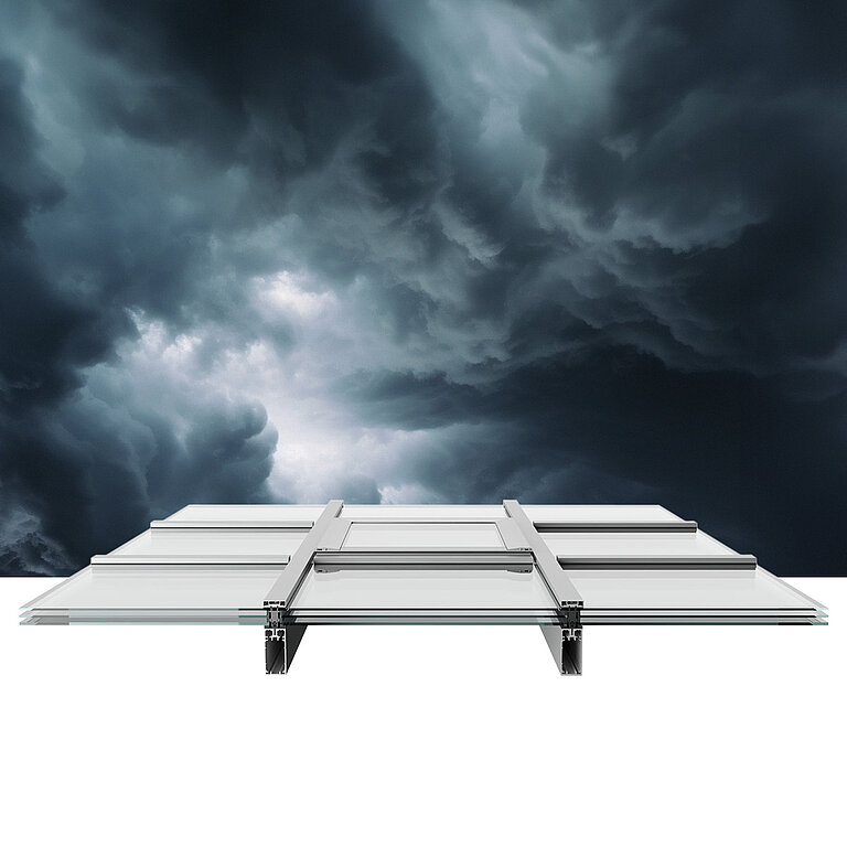 LAMILUX Glasdach PR60 mit mehrteiliger Verglasung zur Tageslichtversorgung, dargestellt vor dramatischem Himmel