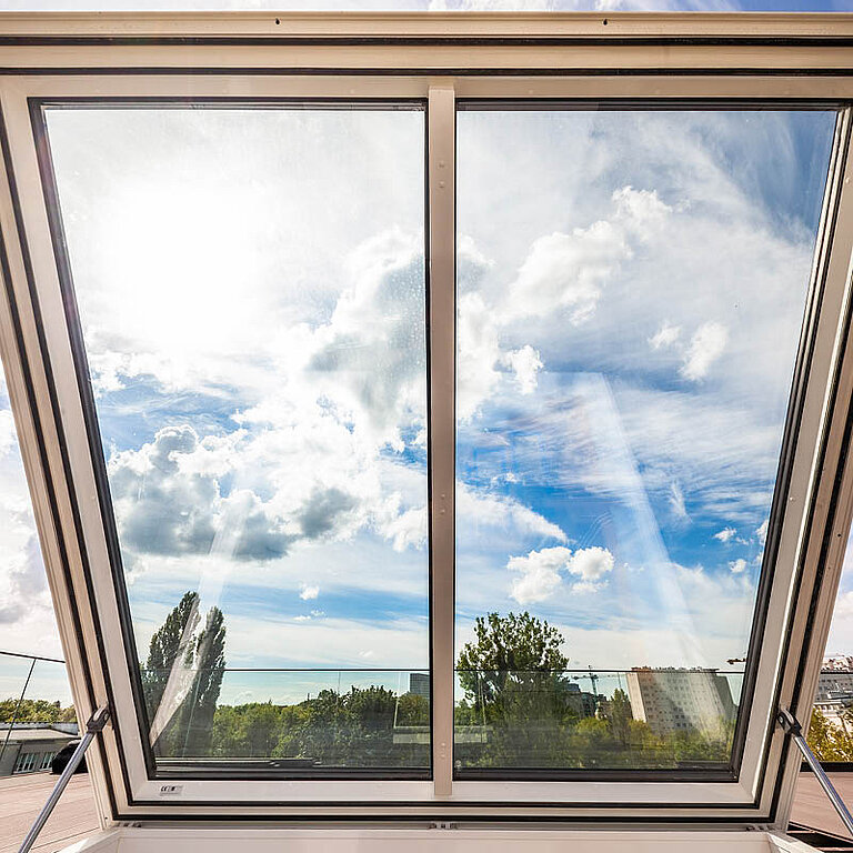 LAMILUX Flachdach Ausstieg Komfort Quadrat mit transparenter Verglasung in geschlossenem Zustand