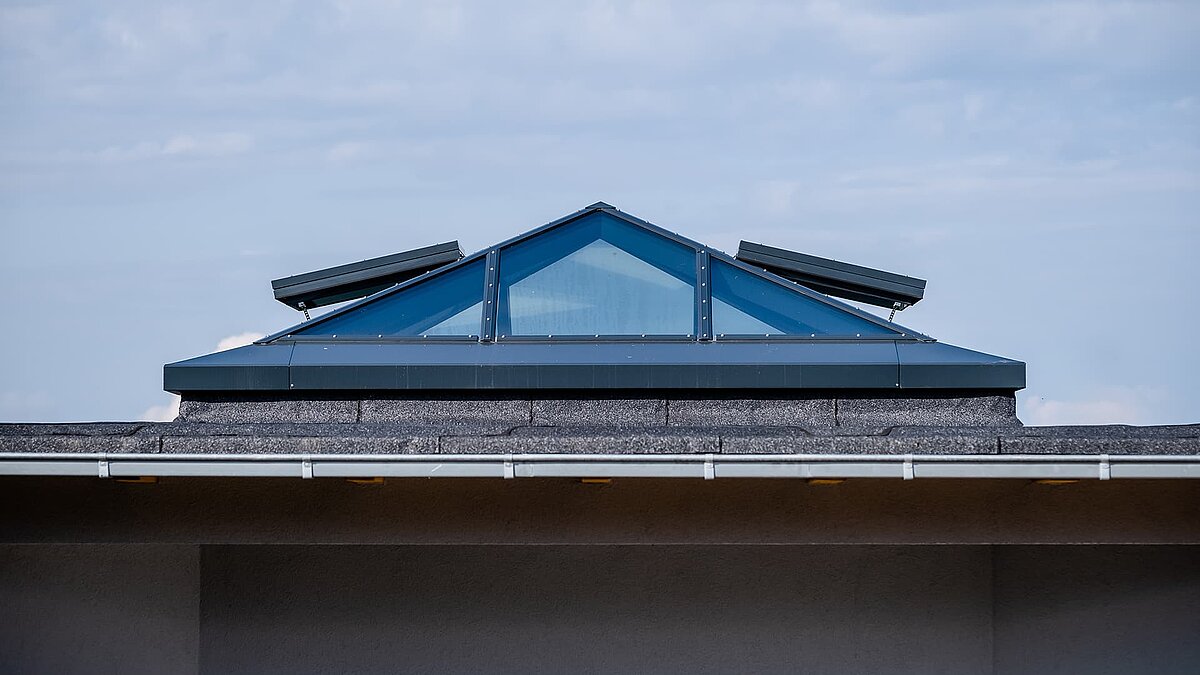 Moderne Glaspyramide auf dem Dach eines Einfamilienhauses in Wichmannsdorf, lichtdurchflutete Architektur für helles Wohnen.