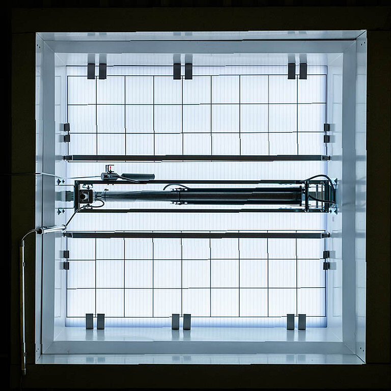 Innenansicht der LAMILUX Lichtkuppel F100 W mit integrierter Antriebstechnik für Rauch- und Wärmeabzug