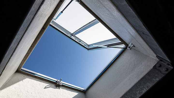 Blick aus geöffneter Lichtkuppel in Himmel
