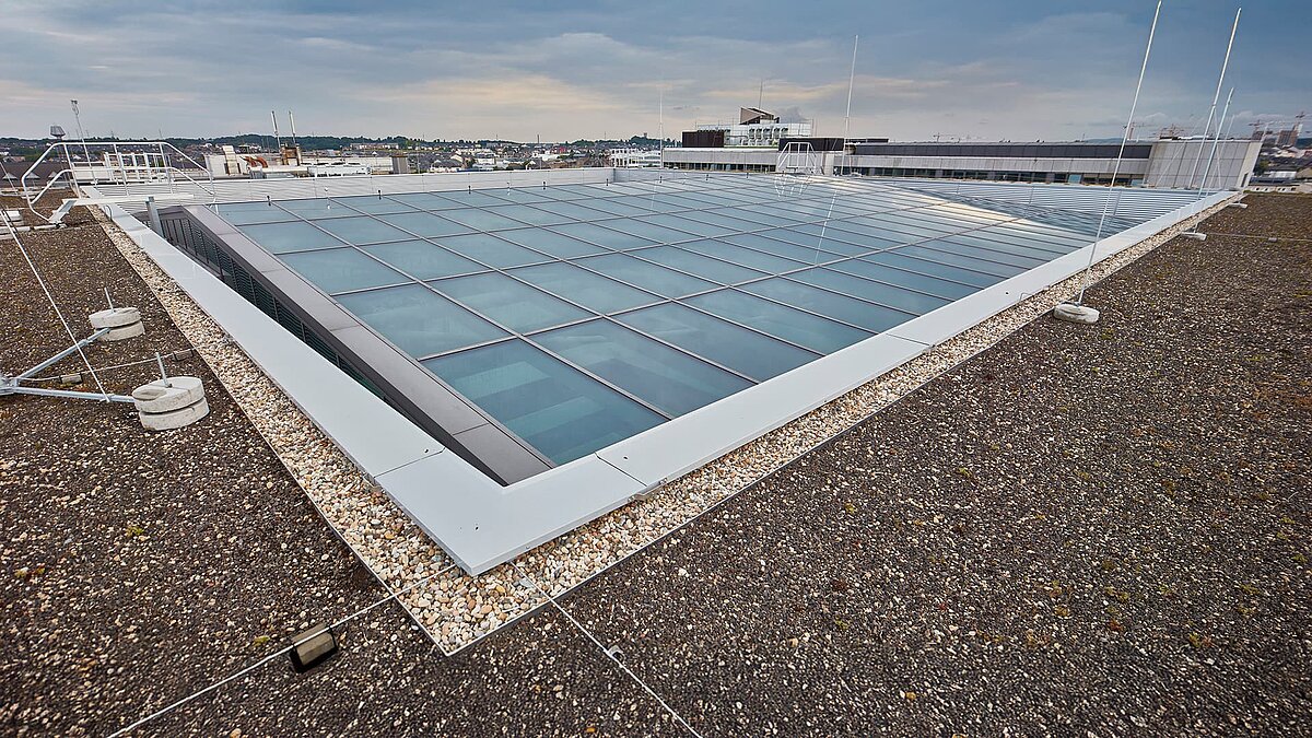Flachdach mit dem LAMILUX Glasdach PR60 Passivhaus und Lamellenlüftern für eine eine natürliche Belüftung des Postgebäudes in Luxemburg .